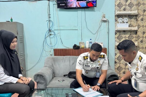 Serah Terima Jabatan, Ka. KPR Lama Serahkan Inventaris Kamtib Kepada Ka. KPR Baru