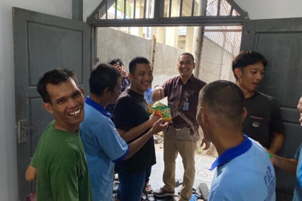 Rutan Tanjung Pura Terima dan Salurkan Sumbangan Snack dari Yayasan Pesantren Taruna Al-Qolam untuk Warga Binaan