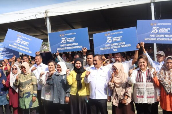 Peringati Hari Bakti Imigrasi ke-76, Menteri Imigrasi dan Pemasyarakatan Hadir di Tengah Masyarakat Tanjung Pura dengan Aksi Nyata Pembagian Paket Sembako sebagai Wujud Kepedulian Sosial