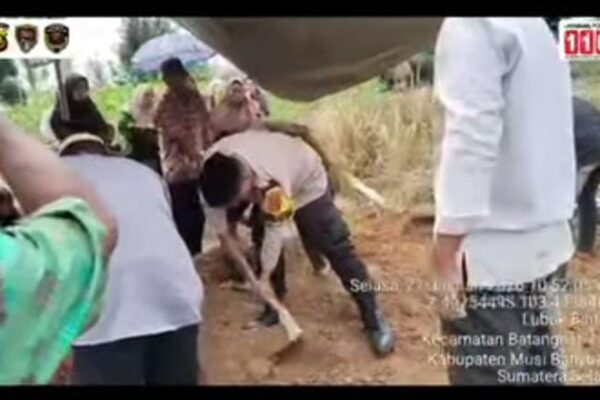 Lebih dari Sekedar Tugas, Personil Polsek Batanghari Leko Tanamkan Empati dan Kebersamaan di Pemakaman Warga