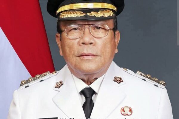 Wali Kota Wesly dan Ketua TP PKK Ny Liswati Borong Produk di Warung Ramadhan BKMT