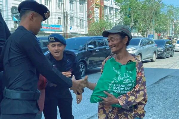 Menebar Kebaikan di Hari Minggu, Satuan Brimob Polda Sumut Hadir Menguatkan Kebersamaan di Tengah Masyarakat