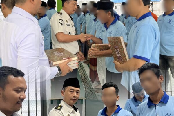 Pemenuhan Hak Beribadah, Rutan Tanjung Pura Bagikan 65 Al-quran dan 13 Alkitab kepada Warga Binaan