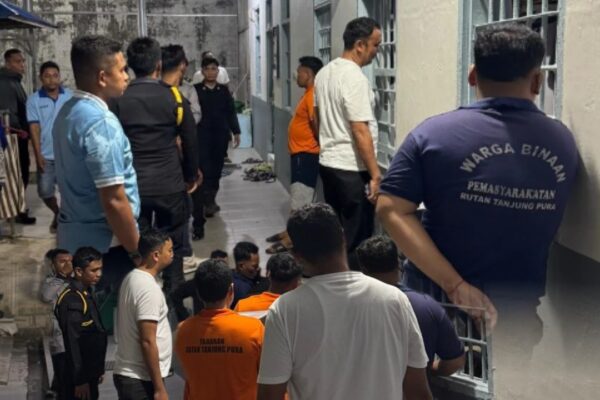 Pastikan Kegiatan Berjalan Lancar, Karutan Tanjung Pura Beserta Jajaran Kontrol Area Dapur dan Bagikan Makanan Sahur Untuk Warga Binaan