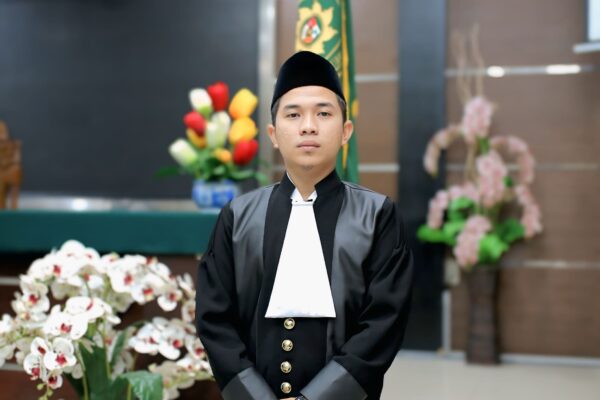 Politiae Legibus, Non Leges Politiae, Adoptandae: Meneguhkan Supremasi Hukum di Tengah Tarikan Politik Kekuasaan