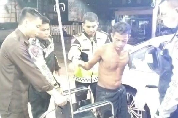 Viral..!! Berkendaraan Dalam Keadaan Sakit, Ditlantas Polda Riau Bantu Pengguna Jalan Mengantar Sampai ke Rumah Sakit Untuk Operasi