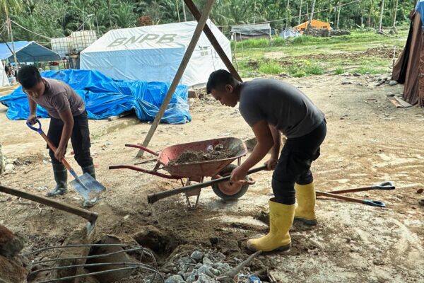 Brimob dan Warga Batang Toru Bergerak Bersama Pulihkan Kehidupan Pascabencana