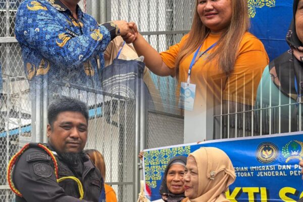 Rutan Tanjung Pura Bagikan Bantuan Sosial untuk Keluarga Warga Binaan