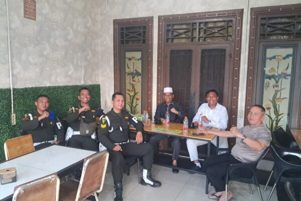Ngopi Bareng Dansub Denpom I/5-1 Belawan Bersama Kapolsek Belawan dan Tokoh Masyarakat, Bahas Program Kedamaian Masyarakat
