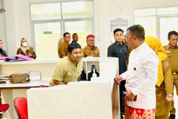 Bupati Pelalawan, H. Zukri, SM.,MM. turun langsung melakukan inspeksi mendadak (sidak) ke RSUD Selasih