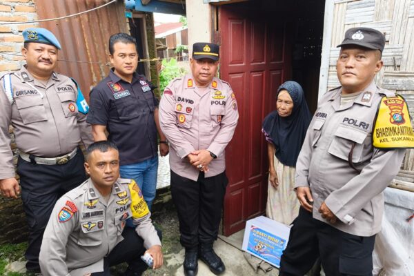 Polsek Siantar Marihat Gelar Baksos, Ibu Zainab Boru Rambe (78) di Gang Rambe Sentral Marihat Tersenyum Bahagia