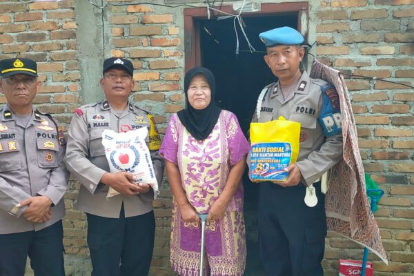 Polsek Siantar Martoba Peduli Warga, Bansos Beras 5 Kg, Sabun, dan Minyak Goreng untuk Ibu Kasemi dan Ibu Tumina