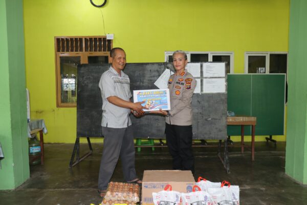 Kapolres AKBP Sah Udur dan Pj. Ketua Bhayangkari Salurkan Bansos ke Panti Asuhan, Beri Motivasi Anak-anak
