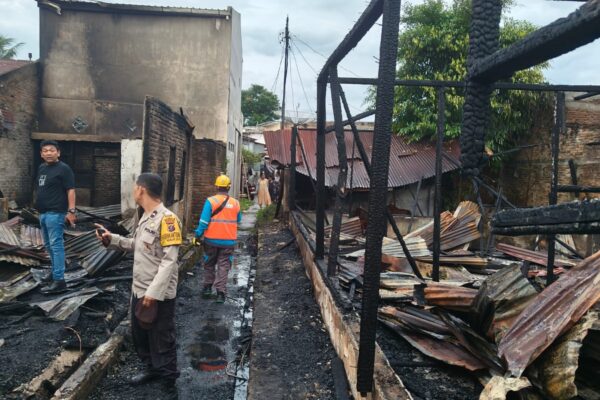 Api Berkobar Dini Hari, Dua Rumah di Jalan Tongkol Ludes Terbakar, Polsek Siantar Timur Turun ke Lokasi