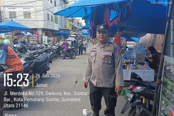 Polsek Siantar Barat Patroli Jalan Kaki di Pasar Horas, Kapolsek: Jalin Kemitraan dan Tingkatkan Kehadiran Polri