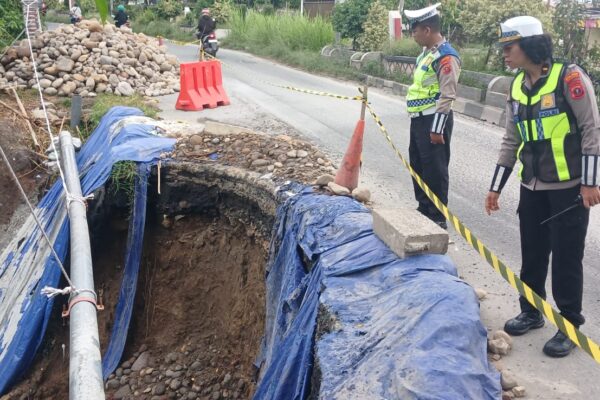 Sat Lantas Polres Pematangsiantar Pantau Perbaikan Jalan Amblas, Kapolres: Cegah Laka Lantas dan Kemacetan
