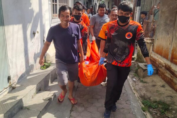 Kapolsek Siantar Utara Pimpin Cek TKP, Mayat Ditemukan Tergantung di Rumah Jalan Wahidin