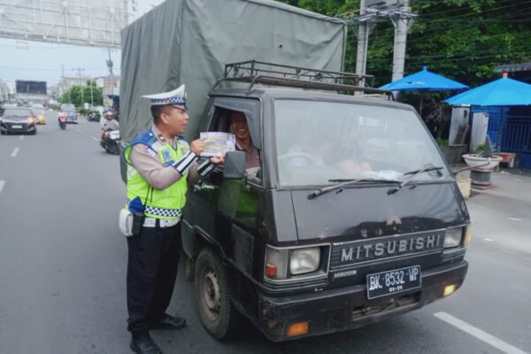 Bagi Brosur hingga Stiker, Sat Lantas Polres Pematangsiantar Ajak Masyarakat Disiplin Berkendara