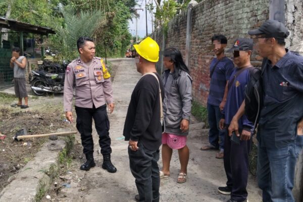 Jangan Sampai Ada Sengketa Lahan, Pekerja Rabat Beton di Gang Pinus Diberi Arahan