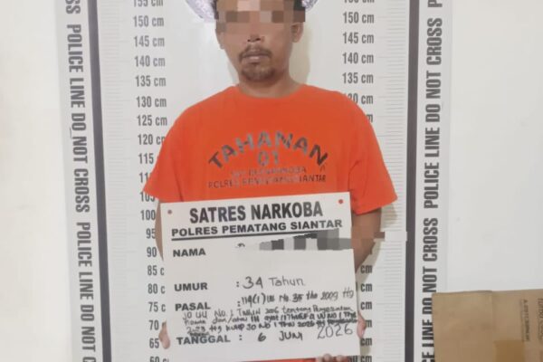 Berdiri di Pinggir Jalan, RPS (34) Jatuhkan Ganja ke Aspal, Personil Sat Narkoba Langsung Amankan