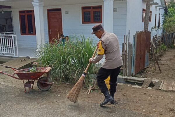 Gotong Royong di Jalan Negri Bosar, Bhabinkamtibmas Ikut Bergotong Royong Sambut Lomba Lingkungan Bersih Sehat