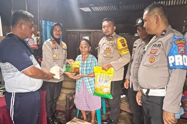 Polsek Siantar Selatan Beri Bansos, Lansia yang Tinggal Seorang Diri di Kontrakan 4×5 Meter Dapat Perhatian