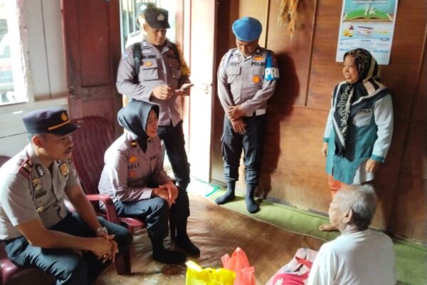 Kapolsek IPTU Raja Kaya Haloho dan Personil Sambangi Rumah Warga, Beras dan Sembako Diserahkan ke Bapak Irawan (75) dan Bambang Sugiono (55)