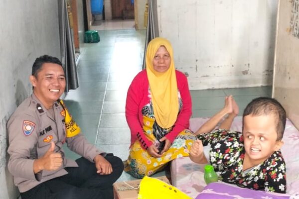 Polsek Siantar Utara Hadir untuk Warga, Ibu Sukma Hany (26) Penderita Hidrosefalus Terima Bansos dan Ucapkan Terima Kasih kepada Polri