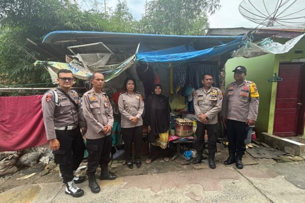 Polsek Siantar Utara Peduli Lansia, Bansos untuk Ibu Boru Nasution (74) yang Tinggal di Kontrakan 3×5 Meter