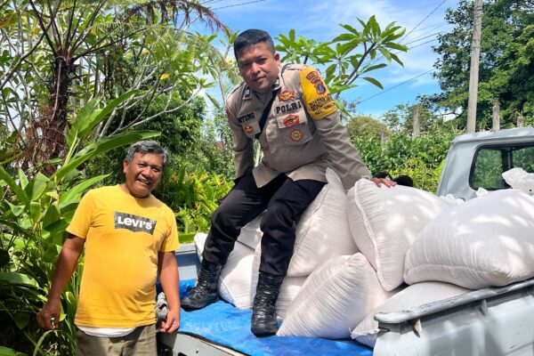 PS. Kanit Binmas AIPTU Panogaran Manurung dan AIPTU Untung JF. Nainggolan Kawal Penjualan 1 Ton Jagung Petani Binaan ke Bulog