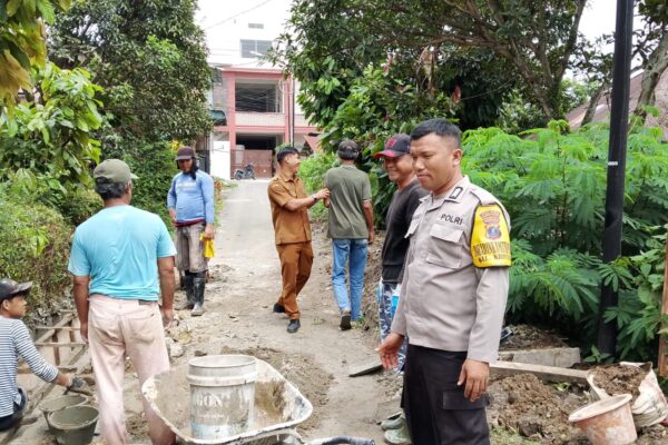 Sentuhan Humanis Bhabinkamtibmas Polsek Siantar Selatan, Sambangi Warga yang Perbaiki Saluran Air