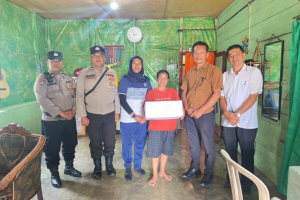 Polsek Siantar Selatan Gelar Jumat Berkah, Ibu Uli Mawarti Hulu Terima Bantuan Sembako