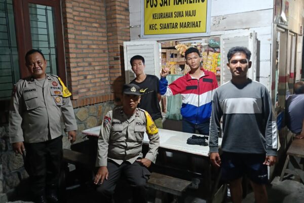 Bhabinkamtibmas Polsek Siantar Marihat Sambangi Pos Kamling, Ajak Warga Jaga Keamanan Lingkungan