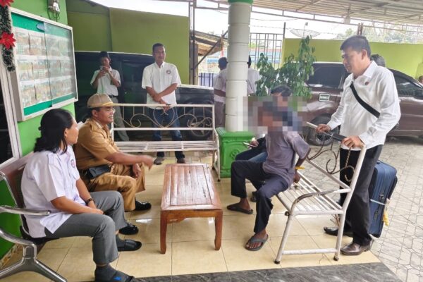 Polsek Siantar Selatan dan Dinsos Evakuasi ODGJ, Ra (56) Dibawa ke Rehabilitasi Rindung