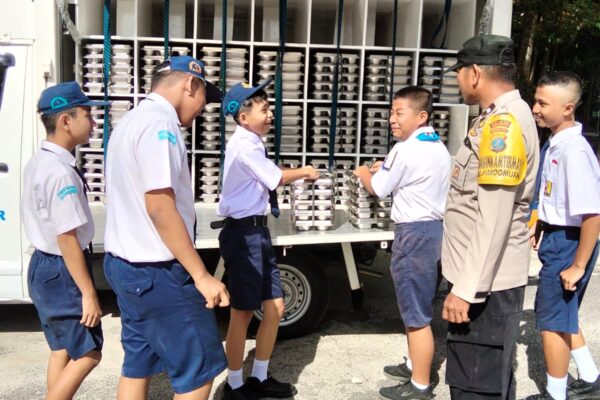 Polsek Siantar Timur Kawal MBG di SMPN 1, Bhabinkamtibmas Pastikan 1.124 Paket Tepat Sasaran