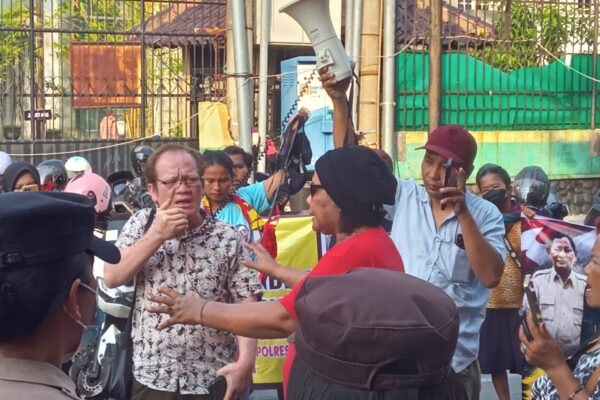 Tionia Br Sihotang Pimpin Aksi Ilegal Tuntut SP3 DPO LS, Pengguna Jalan: “Bubarkan Demo Tak Berizin Ini!”