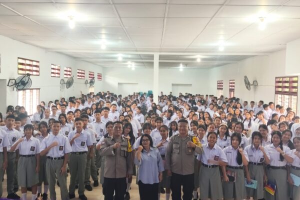Polsek Siantar Marihat Bekali Siswa Baru SMA N. 1 dengan Wawasan Kebangsaan dan Jauhi Kenakalan Remaja