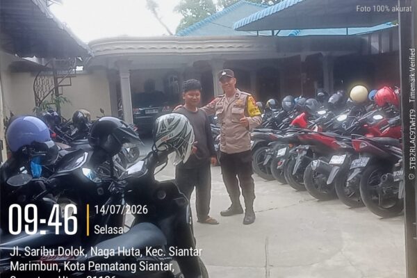 Polsek Siantar Marihat Kawal Keamanan Parkir, Bhabinkamtibmas Beri Pesan Kamtibmas ke Penyedia Lahan