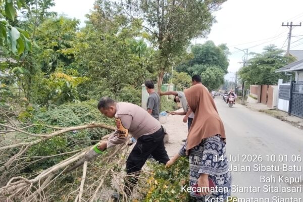 Polsek Siantar Martoba dan Warga Bah Sorma Bersinergi, Gotong Royong di Blok II Jalan Sibatu batu