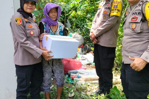 Polsek Siantar Utara Berbagi di Jumat Berkah, Tiga Warga Terima Bansos