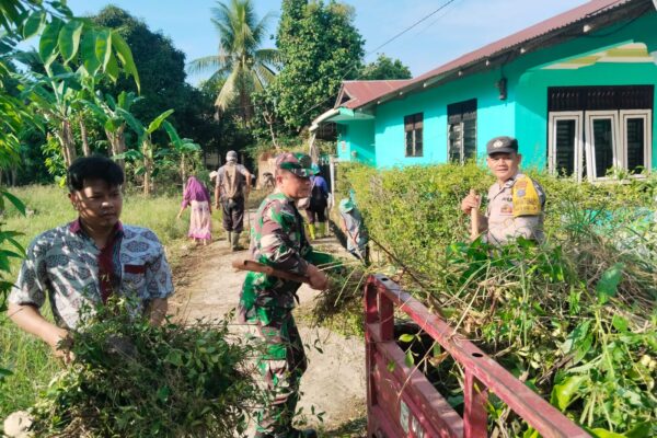 Cegah Banjir, Bhabinkamtibmas Polsek Siantar Martoba Gotong Royong Bersama 3 Pilar