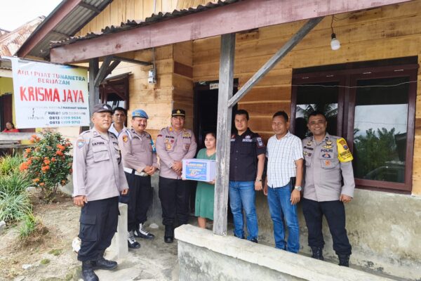 Polsek Siantar Marihat Peduli Warga, Bansos Beras 5 Kg, Sabun, dan Minyak Goreng untuk Ibu Hasima boru Siahaan