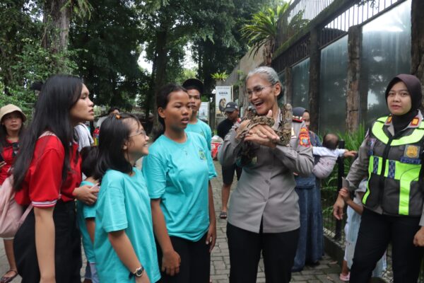 Kapolres AKBP Sah Udur Ajak Anak-anak Panti Asuhan Elim Rekreasi ke Taman Hewan, Beri Motivasi dan Semangat