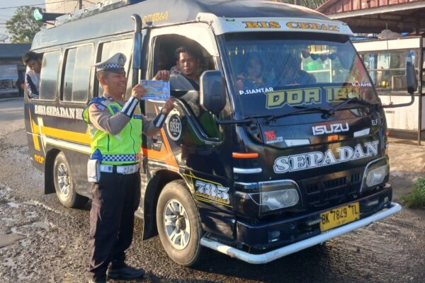 Sat Lantas Polres Pematangsiantar Bagikan Brosur, Ajak Masyarakat Tertib Berlalu Lintas dan Cegah Laka Fatal