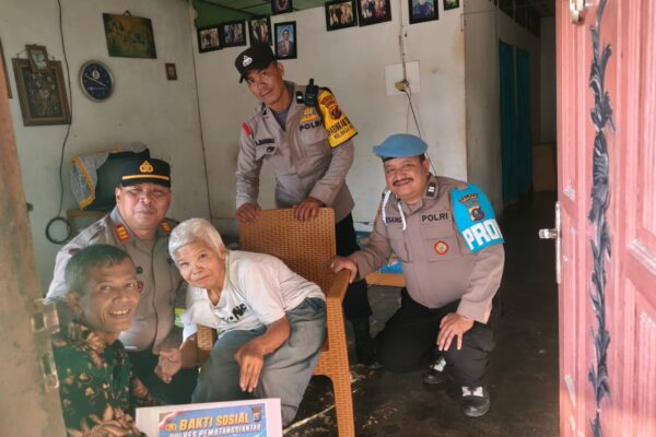 Polsek Siantar Marihat Peduli Lansia, Bansos Beras 5 Kg, Sabun, dan Minyak Goreng untuk Rosinta br. Simbolon