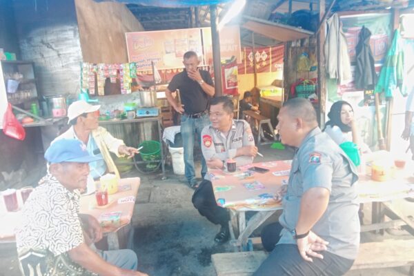 Polsek Siantar Barat Patroli Jalan Kaki di Pasar Horas, Kapolsek: Jalin Kemitraan dan Tingkatkan Kehadiran Polri