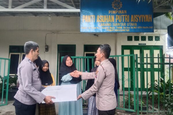 Polsek Siantar Utara Sampaikan Titipan Kue Kapolres, Ibu Warsiam Terima dengan Penuh Haru