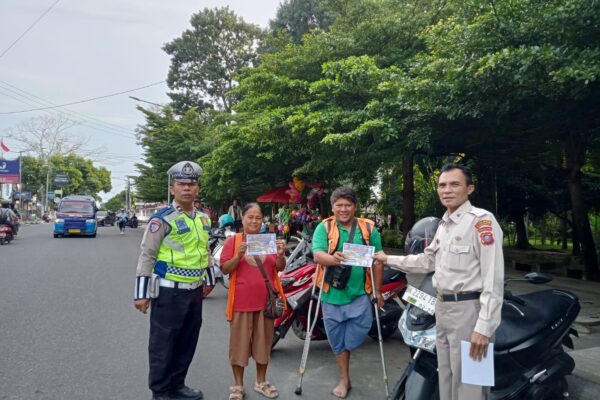 Personil Unit Kamsel Bagikan Brosur dan Stiker, Kasat Lantas: Pengendara Diimbau Patuhi Zebra Cross dan Rambu Lalu Lintas