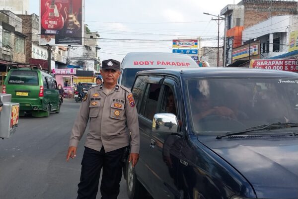 Warga Laporkan Antrean BBM via CC 110, Polsek Siantar Utara Langsung Turun dan Atur Arus Lalin