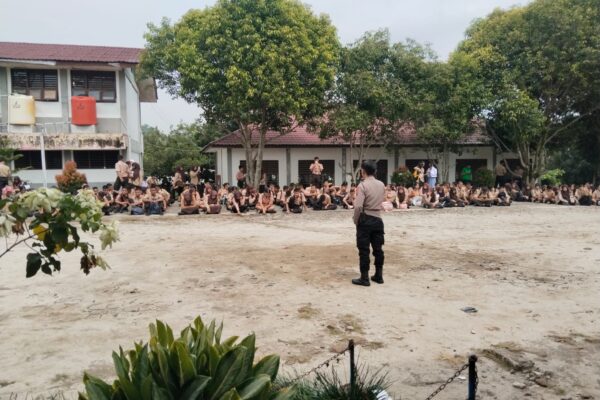 Polsek Siantar Martoba Bekali Siswa Baru SMA N 6 dengan Edukasi Narkoba dan Disiplin Berlalu Lintas